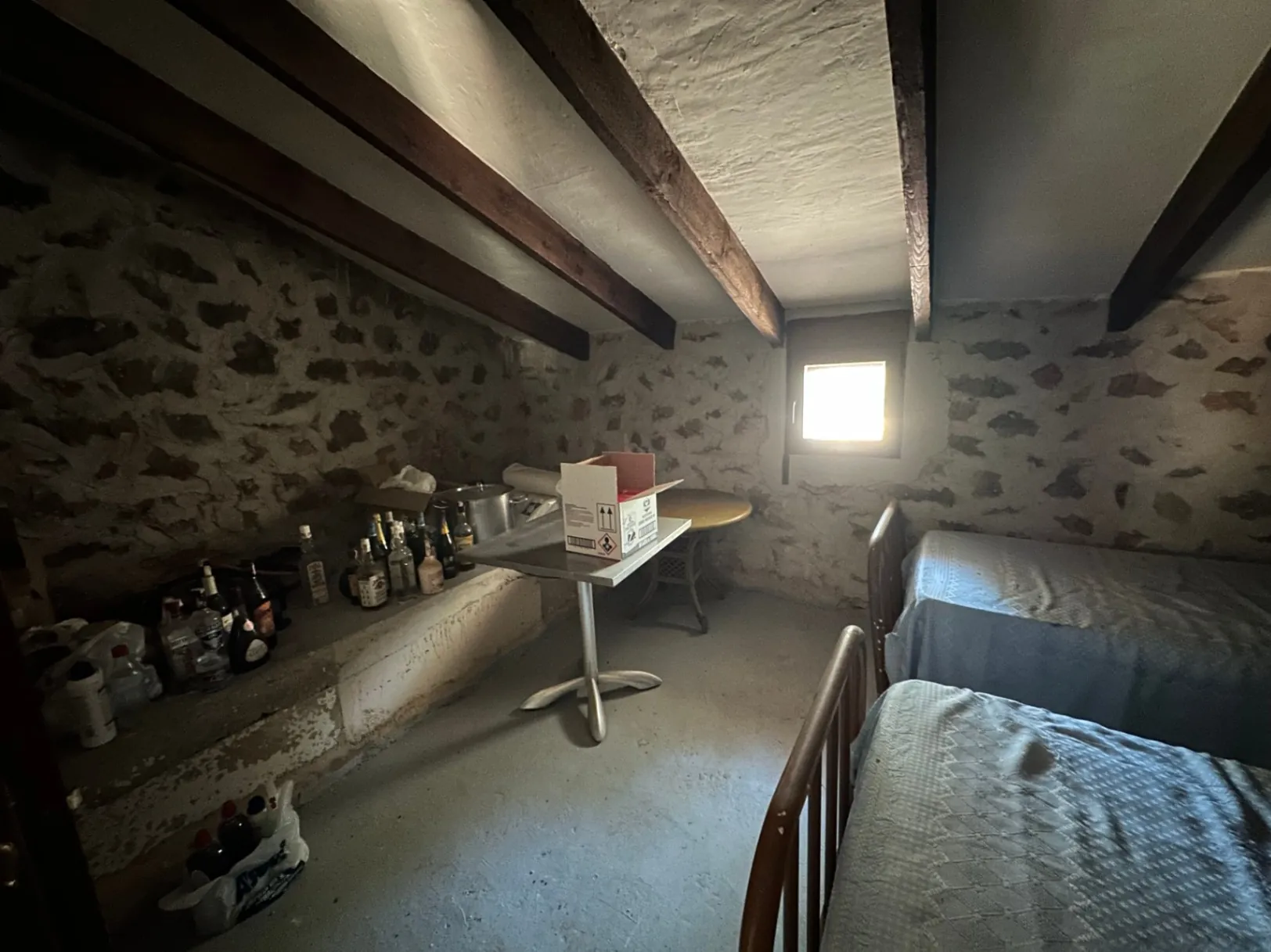 Cabaña de piedra en venta en la montaña