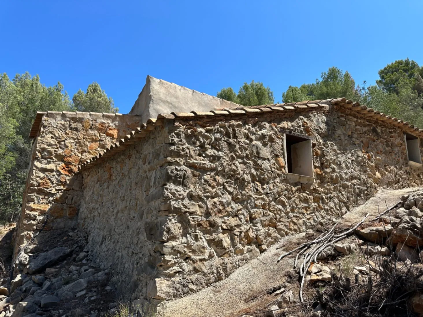 Cabaña de piedra en venta en la montaña
