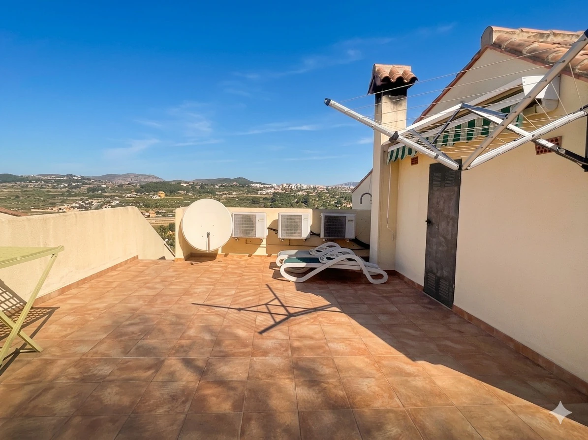 TOWNHOUSE WITH 3 BEDROOMS AND 2 BATHROOMS, OPEN VIEWS, COMMUNITY POOL, BENITACHELL