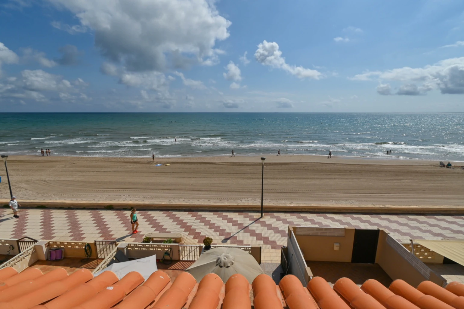 Seafront housing with garage, terrace, and 4 bedrooms