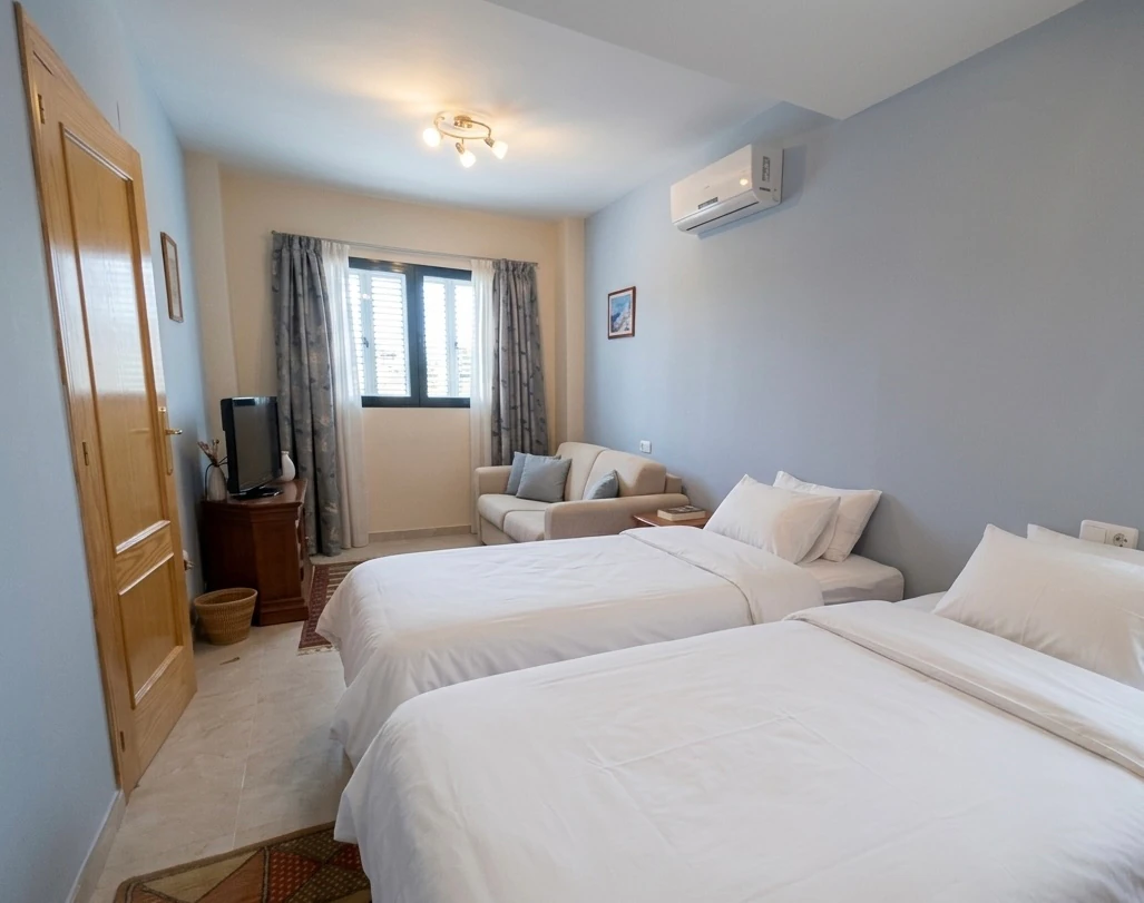 TOWNHOUSE WITH 3 BEDROOMS AND 2 BATHROOMS, OPEN VIEWS, COMMUNITY POOL, BENITACHELL