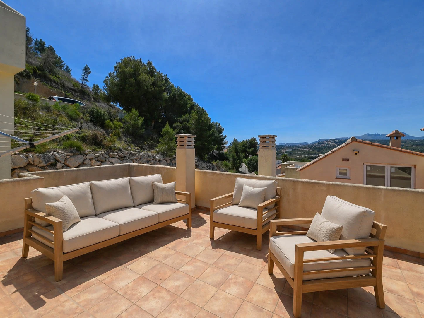 TOWNHOUSE WITH 3 BEDROOMS AND 2 BATHROOMS, OPEN VIEWS, COMMUNITY POOL, BENITACHELL