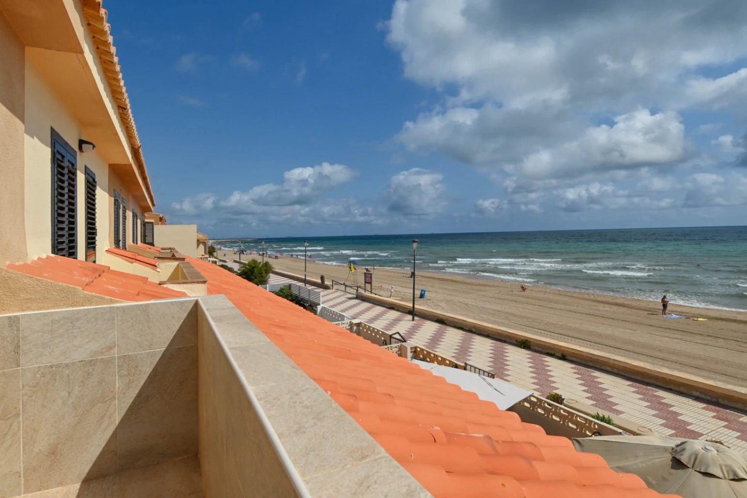Seafront housing with garage, terrace, and 4 bedrooms
