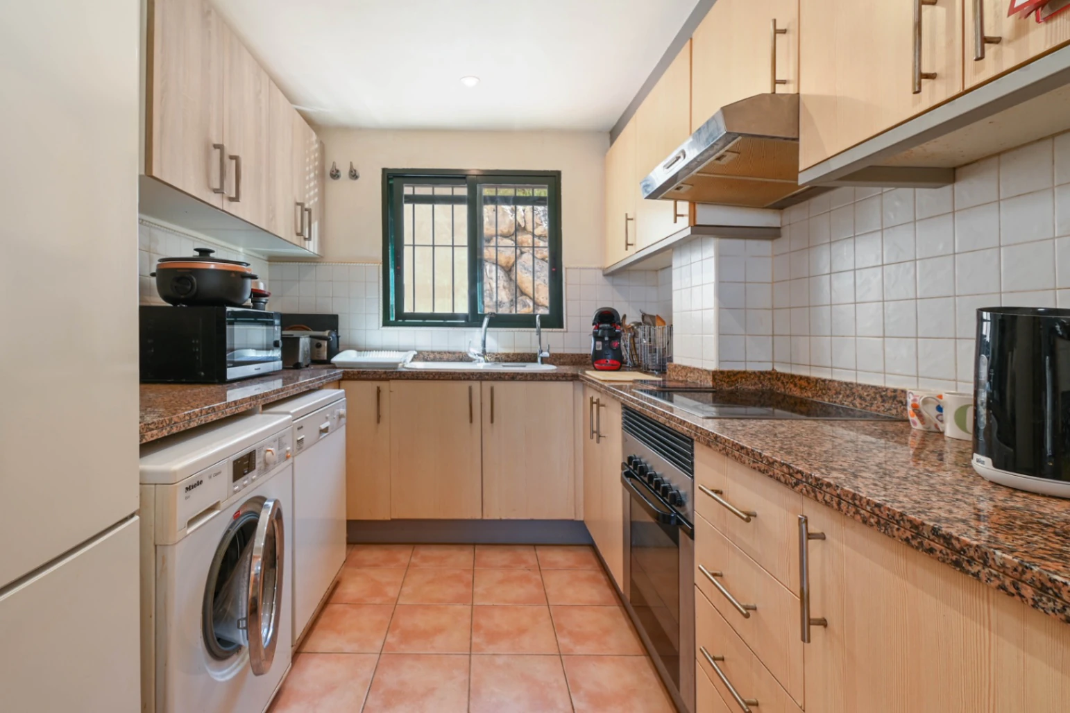 TOWNHOUSE WITH 3 BEDROOMS AND 2 BATHROOMS, OPEN VIEWS, COMMUNITY POOL, BENITACHELL