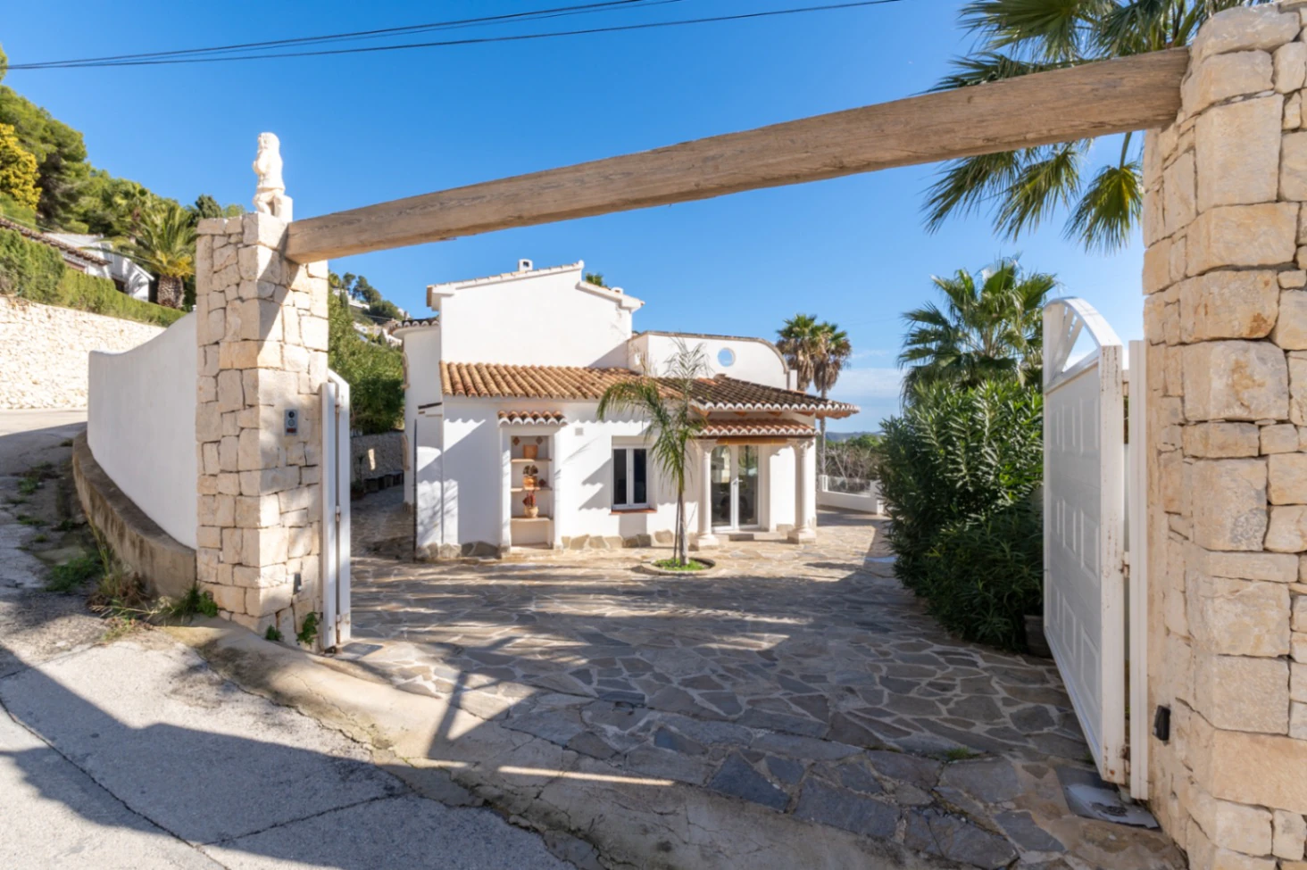 Beautiful, spacious villa with sea views for sale in Benimeit, Moraira
