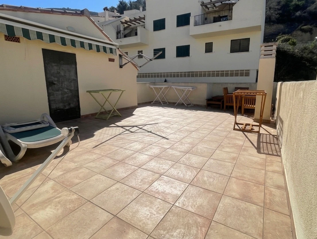 TOWNHOUSE WITH 3 BEDROOMS AND 2 BATHROOMS, OPEN VIEWS, COMMUNITY POOL, BENITACHELL