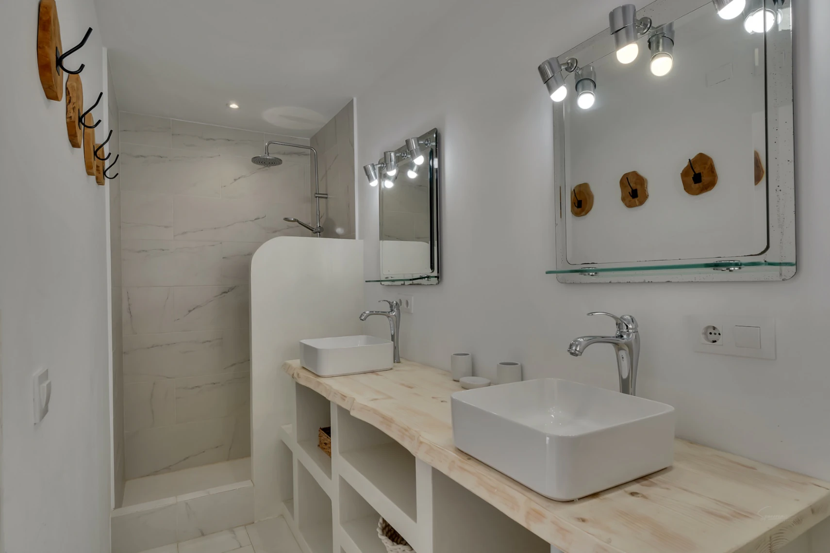 Beautiful, spacious villa with sea views for sale in Benimeit, Moraira