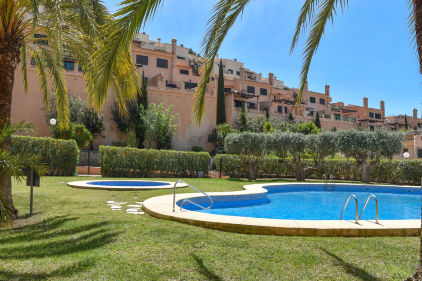 TOWNHOUSE WITH 3 BEDROOMS AND 2 BATHROOMS, OPEN VIEWS, COMMUNITY POOL, BENITACHELL