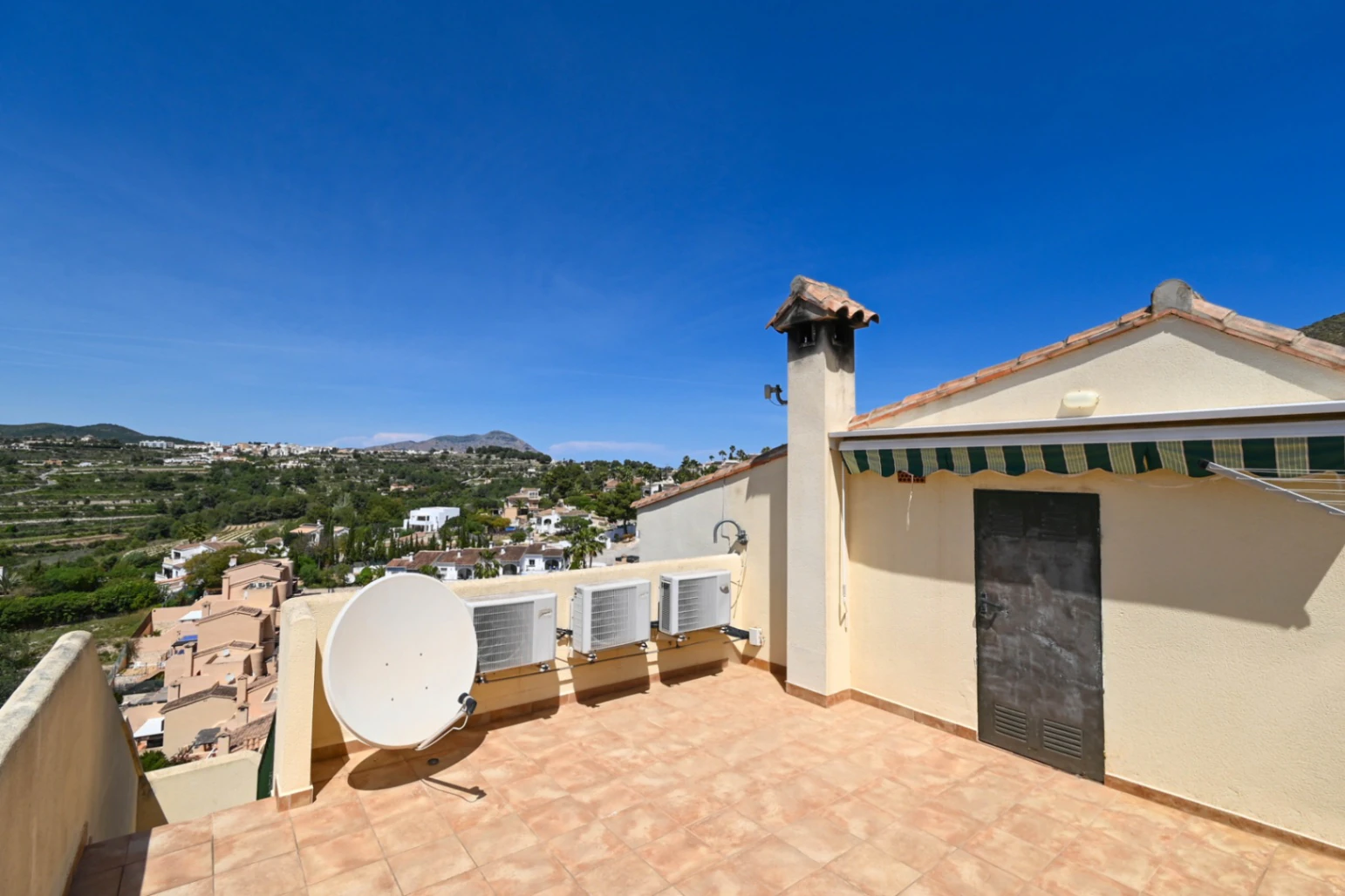 TOWNHOUSE WITH 3 BEDROOMS AND 2 BATHROOMS, OPEN VIEWS, COMMUNITY POOL, BENITACHELL