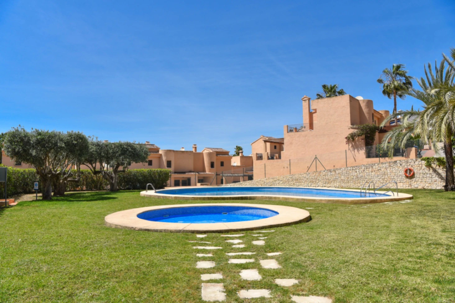TOWNHOUSE WITH 3 BEDROOMS AND 2 BATHROOMS, OPEN VIEWS, COMMUNITY POOL, BENITACHELL