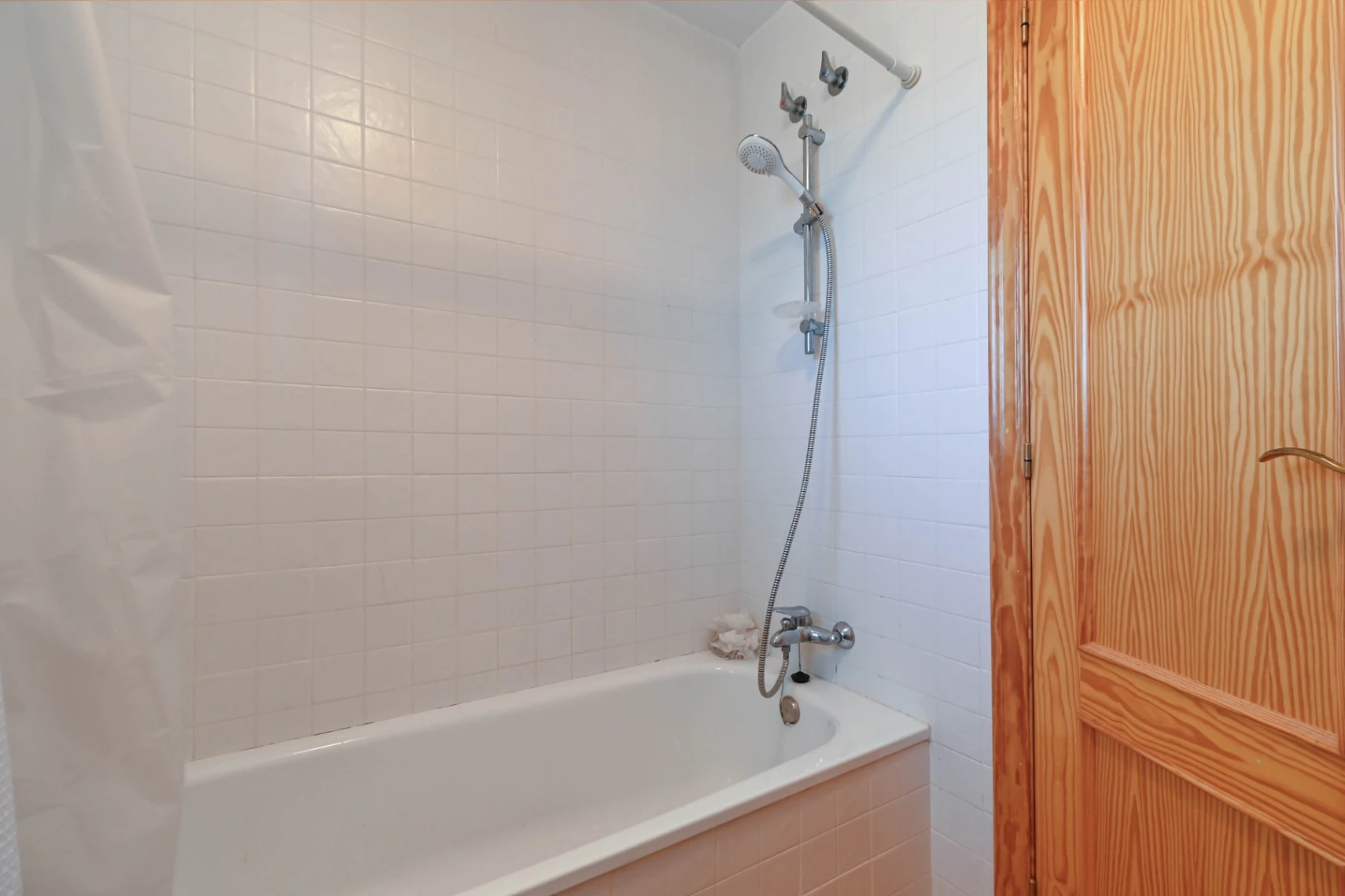 TOWNHOUSE WITH 3 BEDROOMS AND 2 BATHROOMS, OPEN VIEWS, COMMUNITY POOL, BENITACHELL