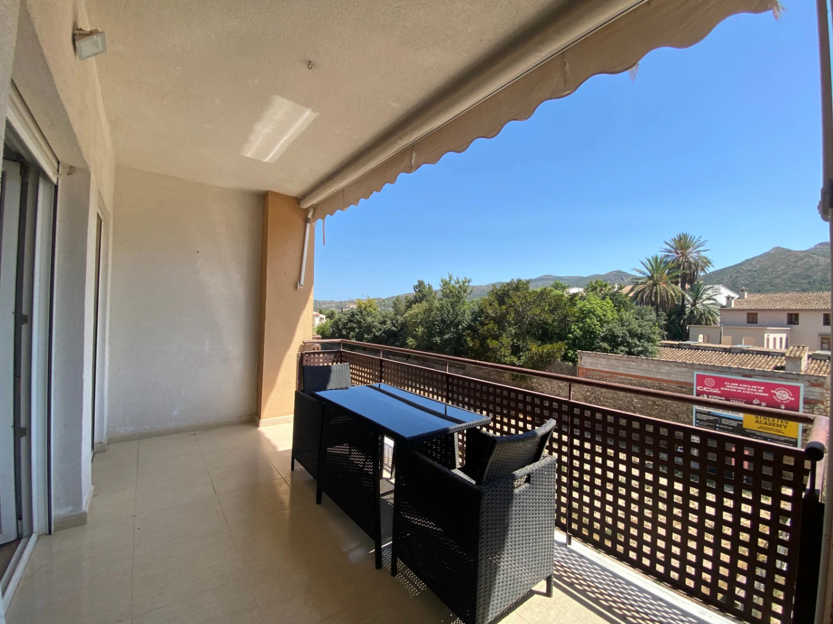 Apartamento de 3 habitaciones y terraza - Xalo