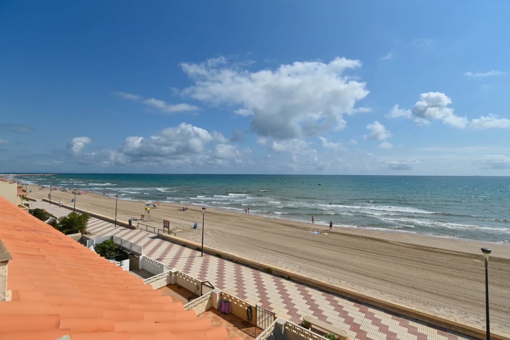 Seafront housing with garage, terrace, and 4 bedrooms