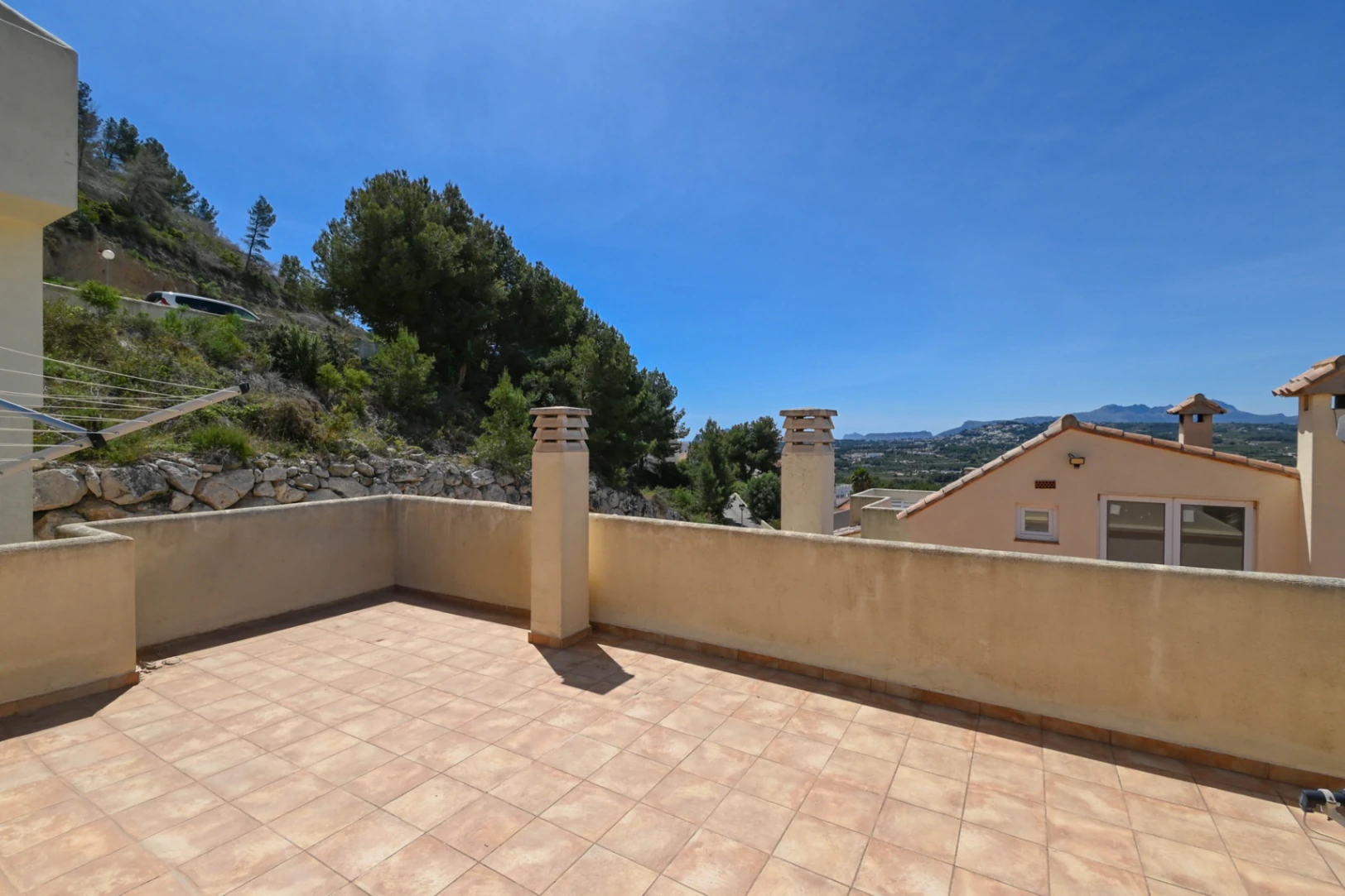 TOWNHOUSE WITH 3 BEDROOMS AND 2 BATHROOMS, OPEN VIEWS, COMMUNITY POOL, BENITACHELL