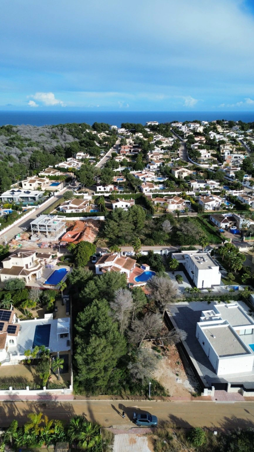 Parcela en Venta en La Cala, Jávea – 897 m² con Potencial de Construcción de 269 m² y Piscina Privada