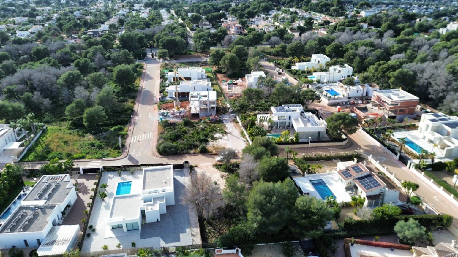 Parcela en Venta en La Cala, Jávea – 897 m² con Potencial de Construcción de 269 m² y Piscina Privada