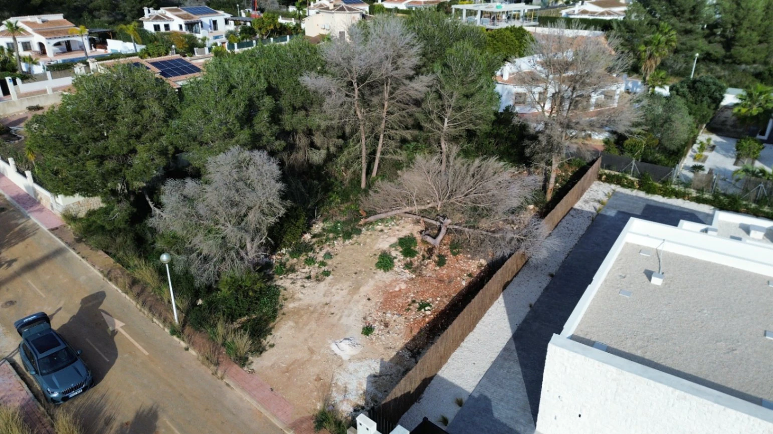 Parcela en Venta en La Cala, Jávea – 897 m² con Potencial de Construcción de 269 m² y Piscina Privada