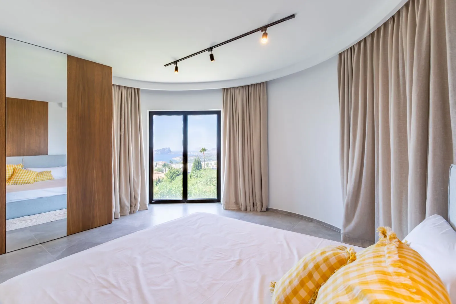 Villa mediterránea con acabados de lujo de alta gama y vistas al mar a 5 minutos de Moraira