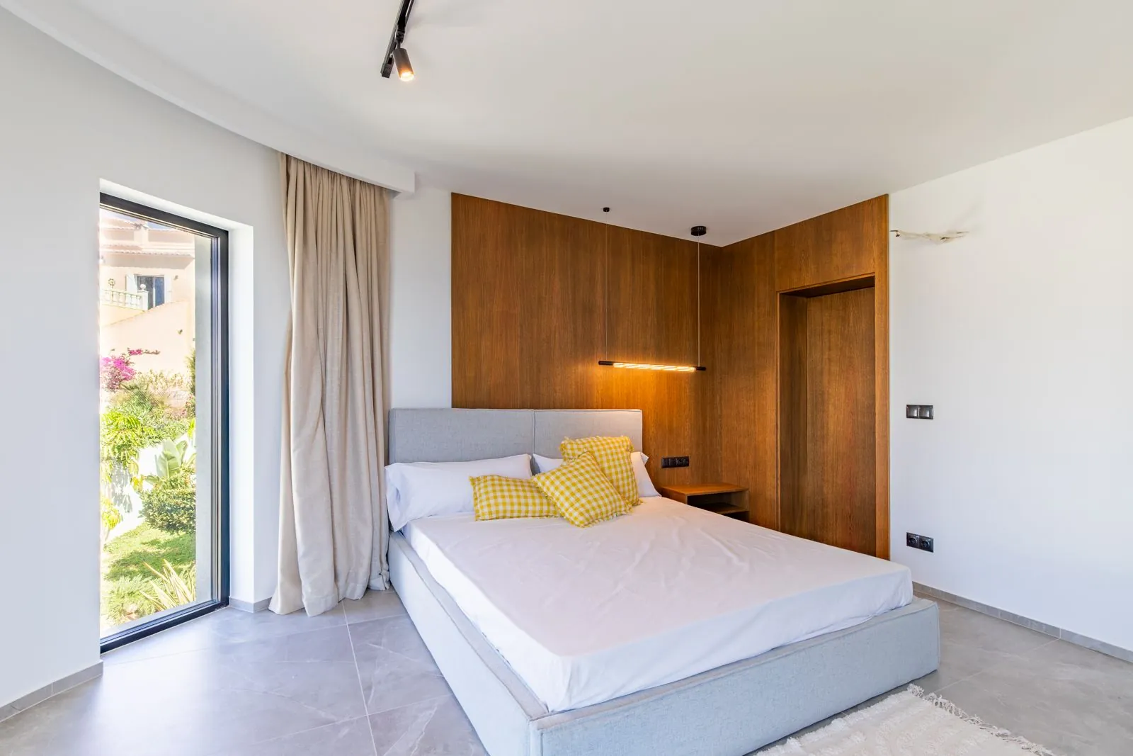 Villa mediterránea con acabados de lujo de alta gama y vistas al mar a 5 minutos de Moraira