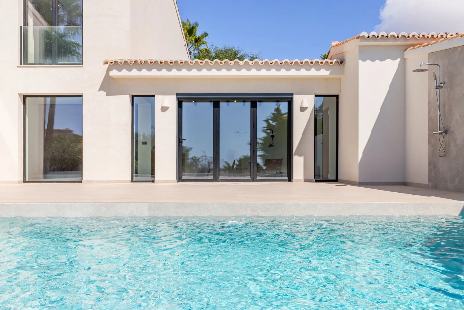 Villa mediterránea con acabados de lujo de alta gama y vistas al mar a 5 minutos de Moraira