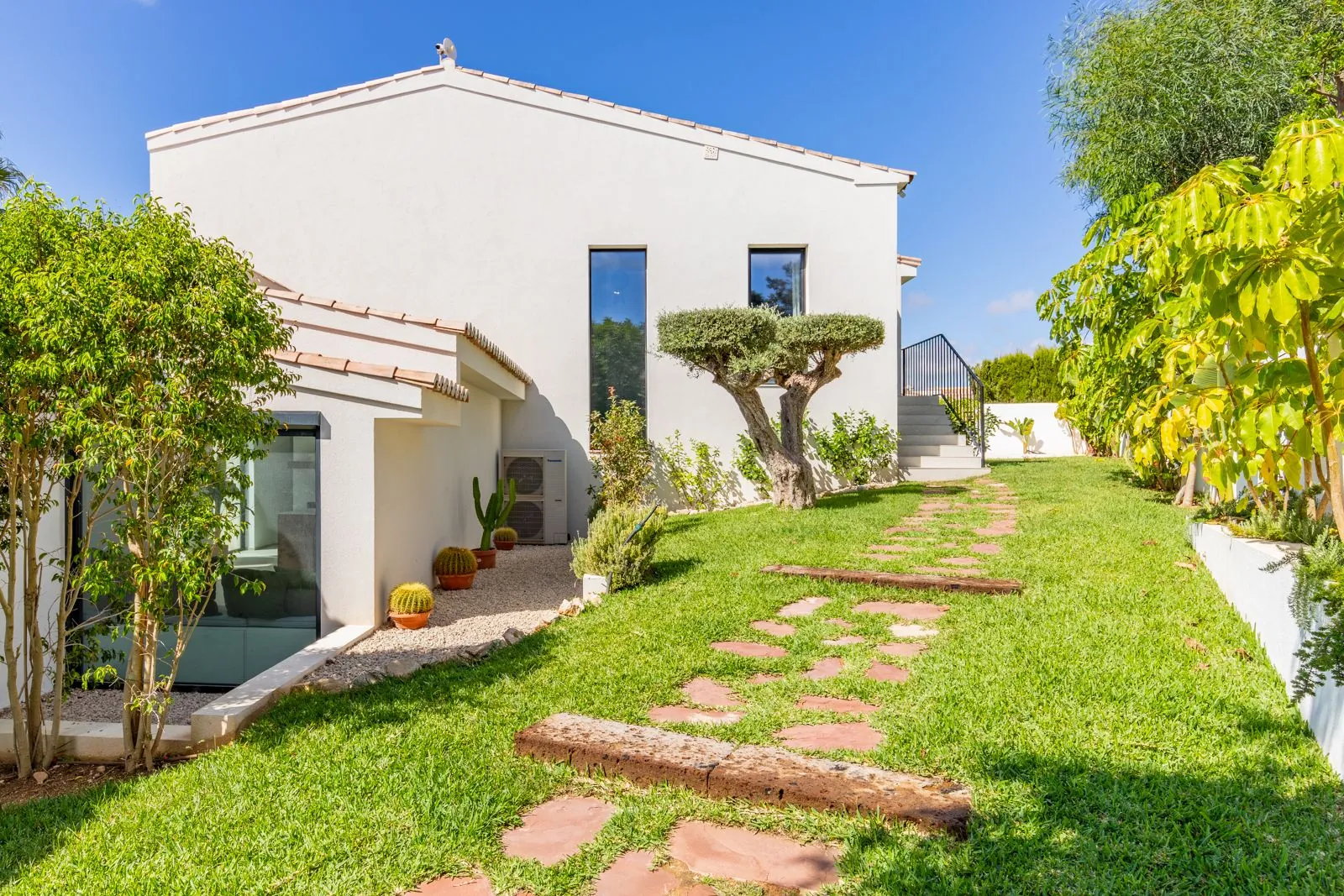 Villa mediterránea con acabados de lujo de alta gama y vistas al mar a 5 minutos de Moraira