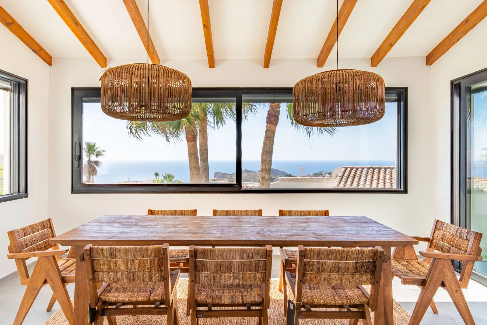 Villa mediterránea con acabados de lujo de alta gama y vistas al mar a 5 minutos de Moraira