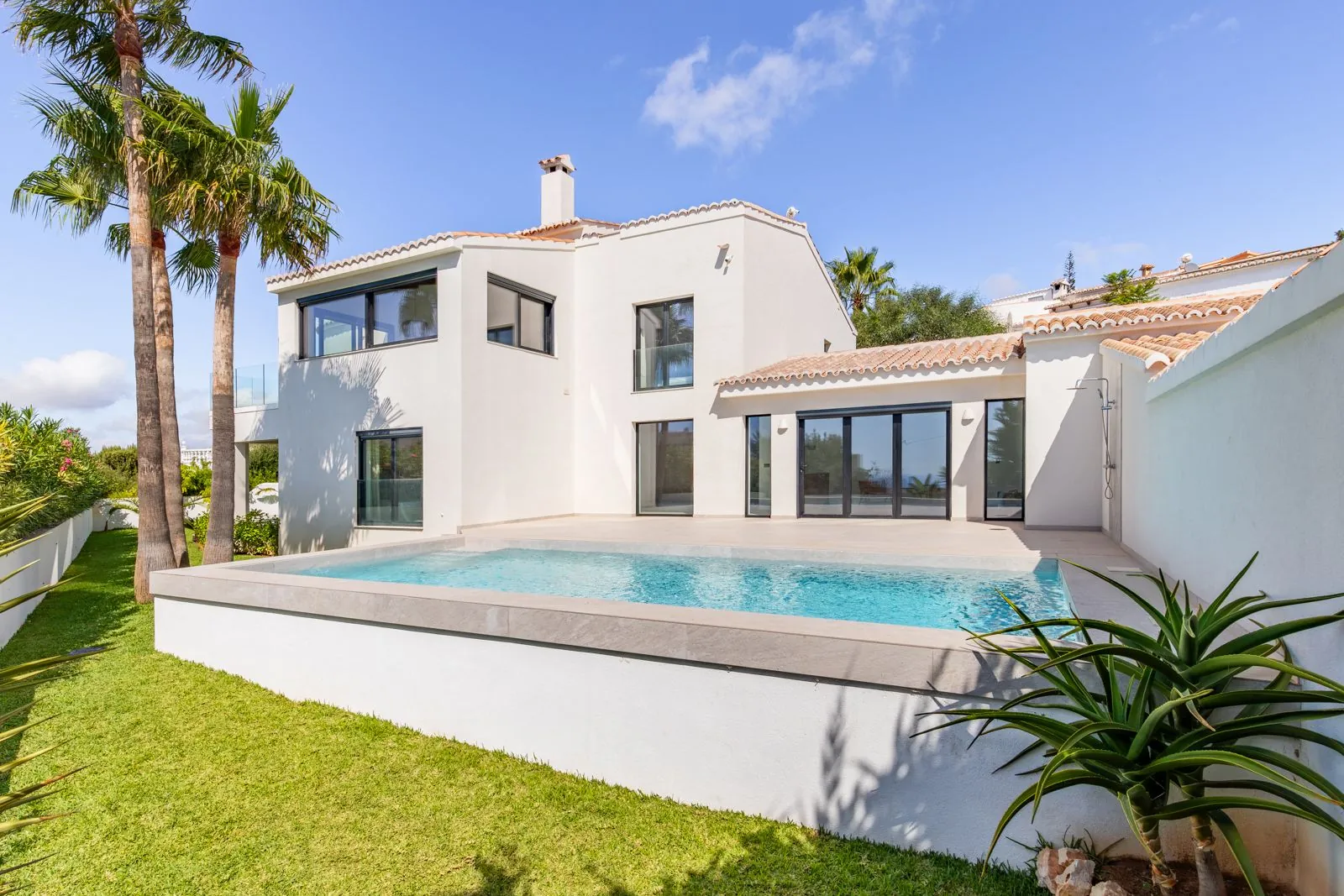 Villa mediterránea con acabados de lujo de alta gama y vistas al mar a 5 minutos de Moraira