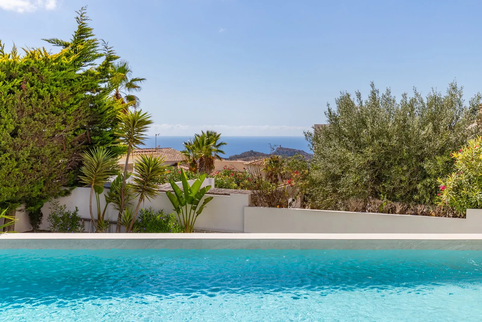 Villa mediterránea con acabados de lujo de alta gama y vistas al mar a 5 minutos de Moraira