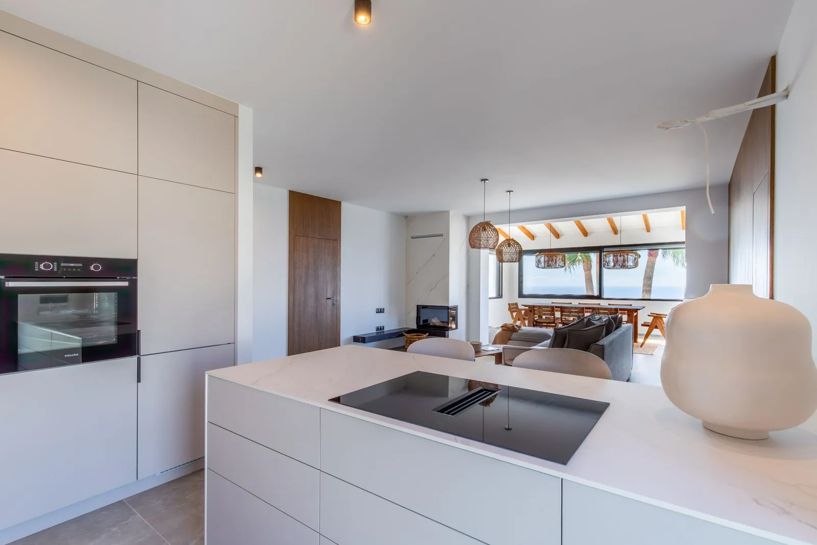 Villa mediterránea con acabados de lujo de alta gama y vistas al mar a 5 minutos de Moraira