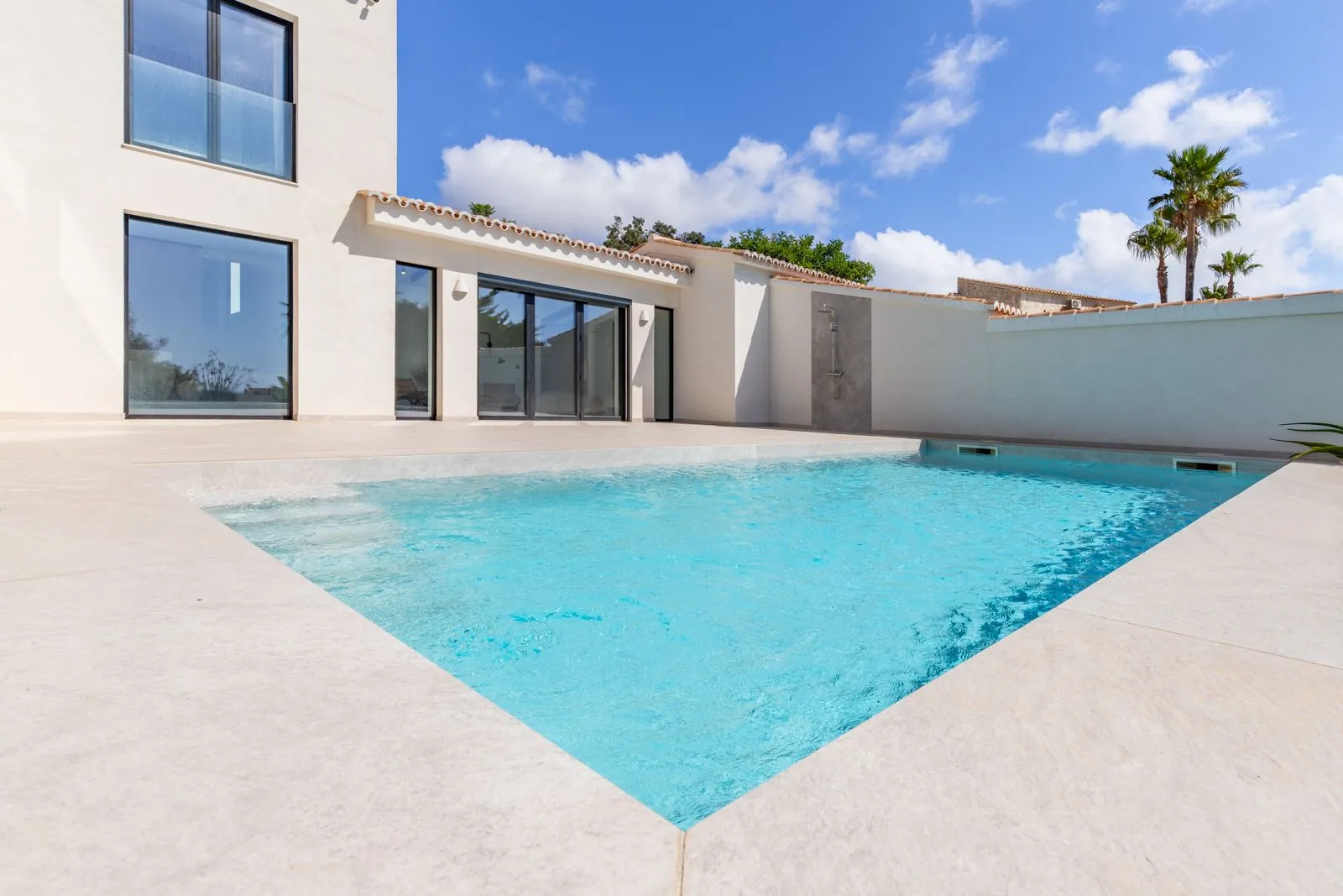 Villa mediterránea con acabados de lujo de alta gama y vistas al mar a 5 minutos de Moraira