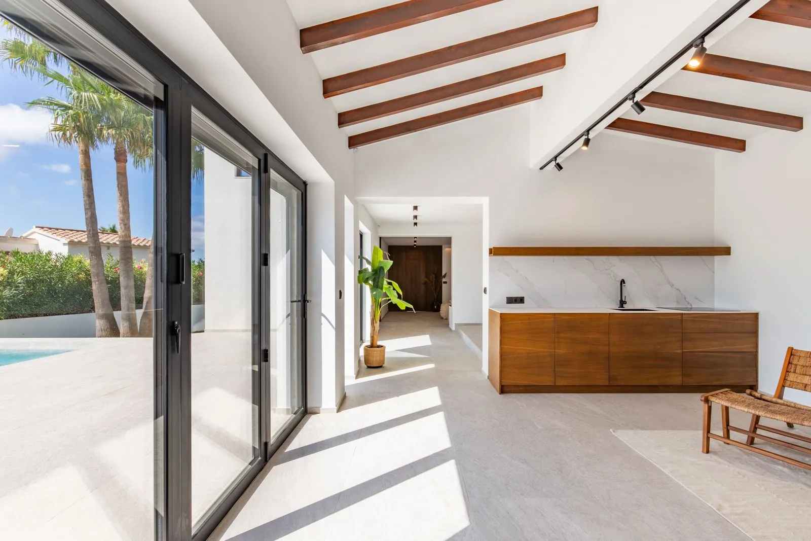Villa mediterránea con acabados de lujo de alta gama y vistas al mar a 5 minutos de Moraira