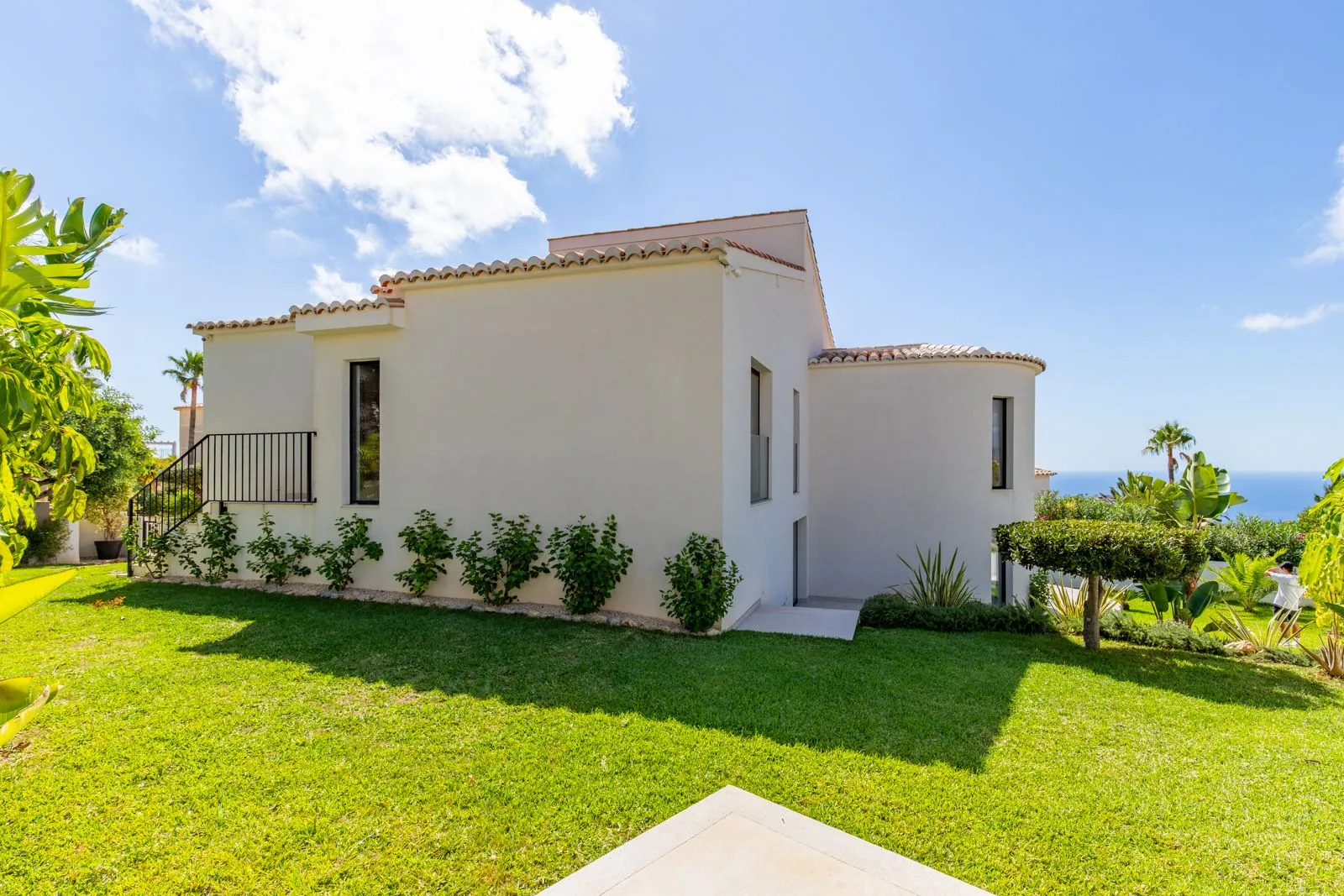 Villa mediterránea con acabados de lujo de alta gama y vistas al mar a 5 minutos de Moraira