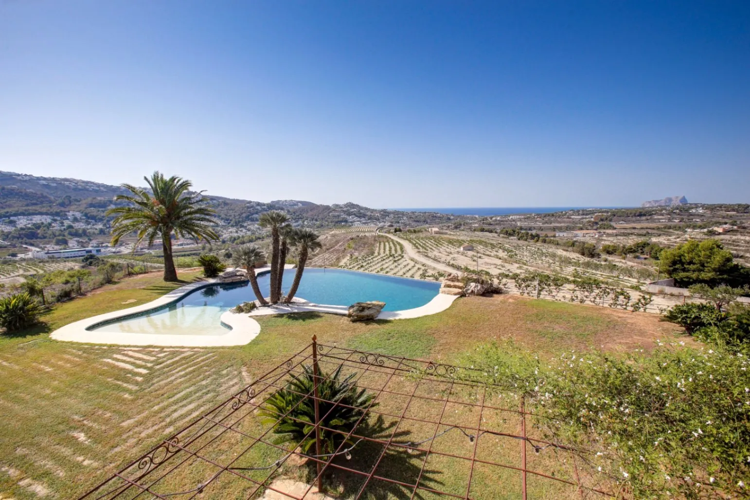Finca de estilo rústico con imponentes vistas al mar a la venta en Moraira