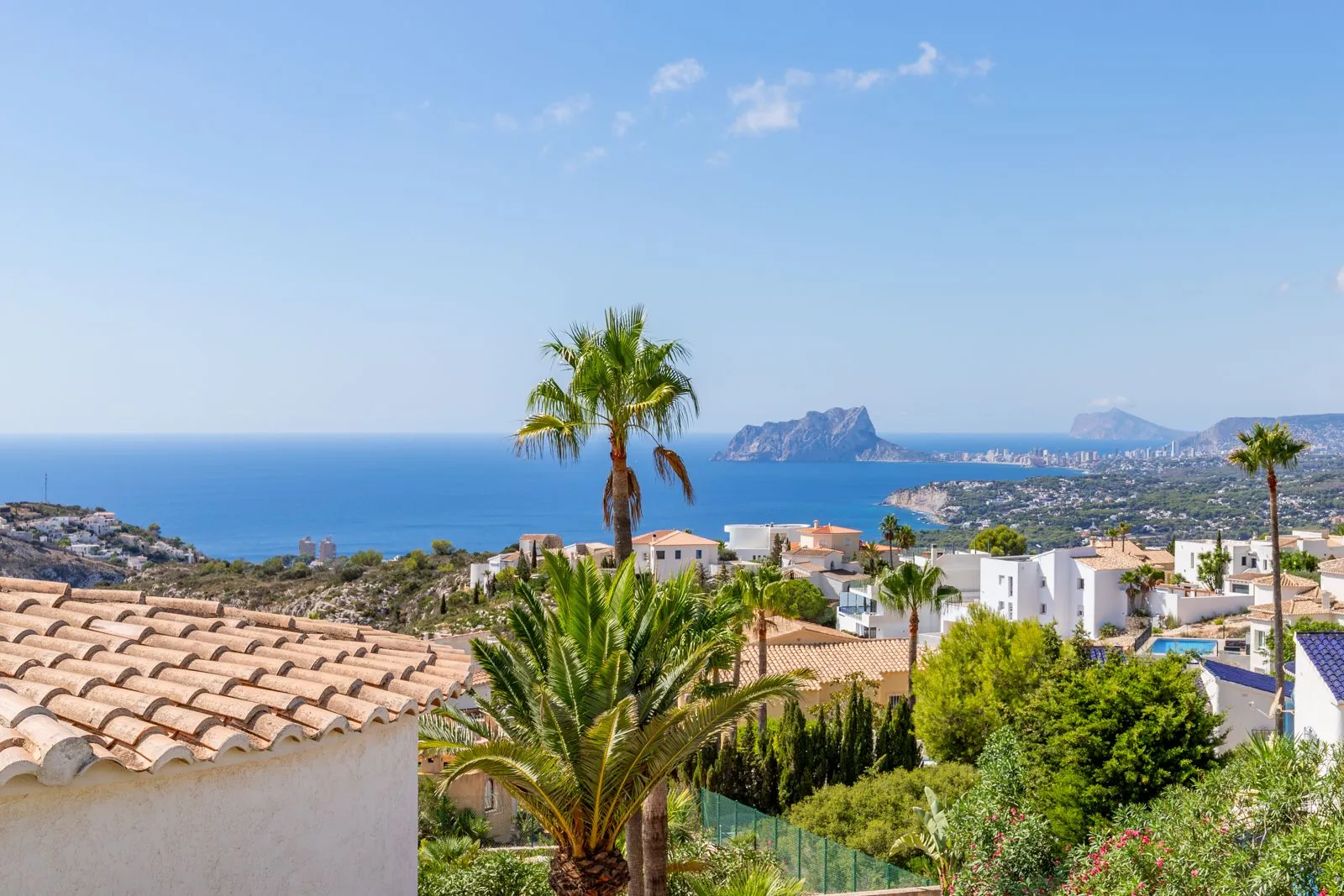 Villa mediterránea con acabados de lujo de alta gama y vistas al mar a 5 minutos de Moraira