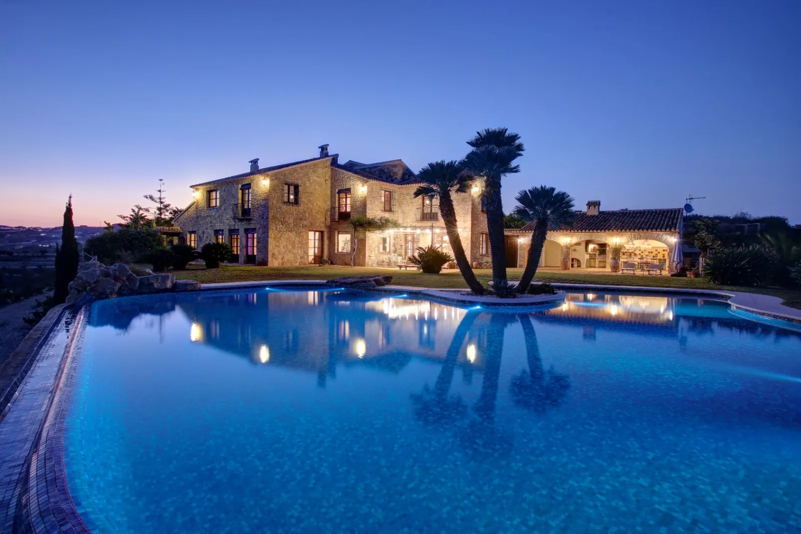 Finca de estilo rústico con imponentes vistas al mar a la venta en Moraira