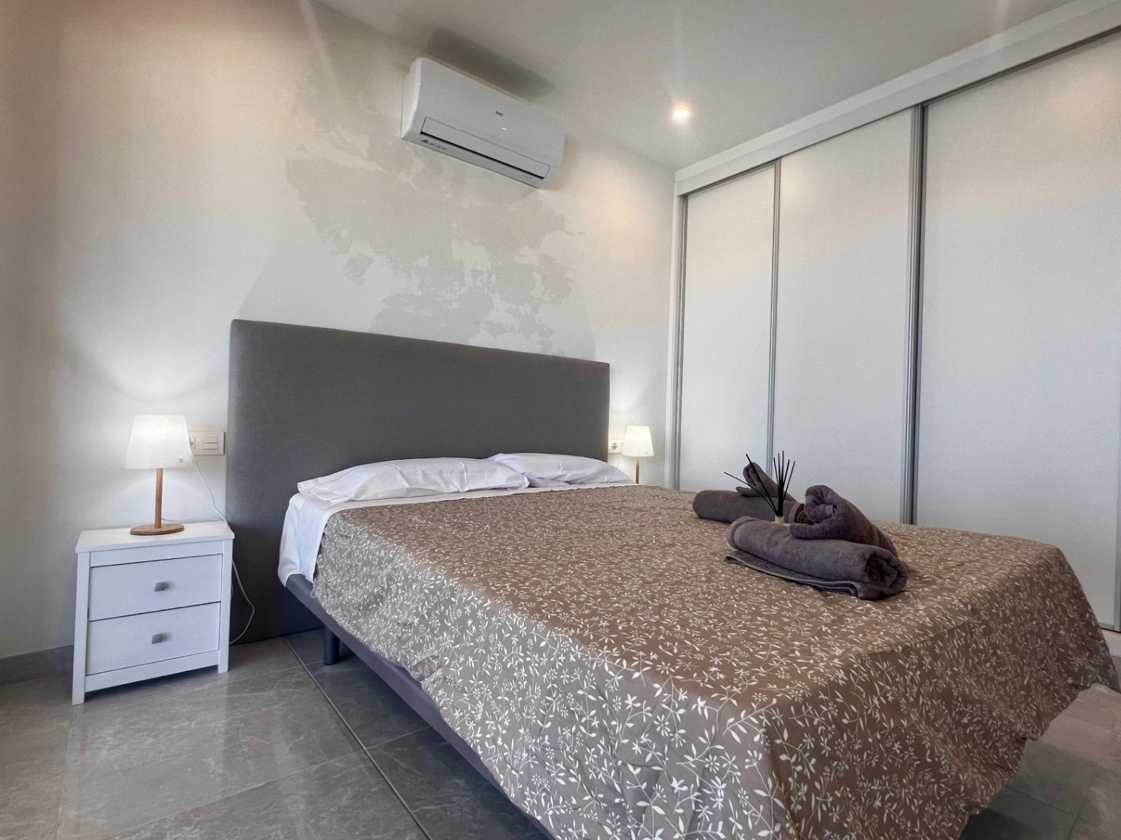 VILLA DE LUJO CON VISTAS AL MAR Y 2 APARTAMENTOS SEPARADOS – IDEAL COMO INVERSION DE ALQUILER EN MORAIRA