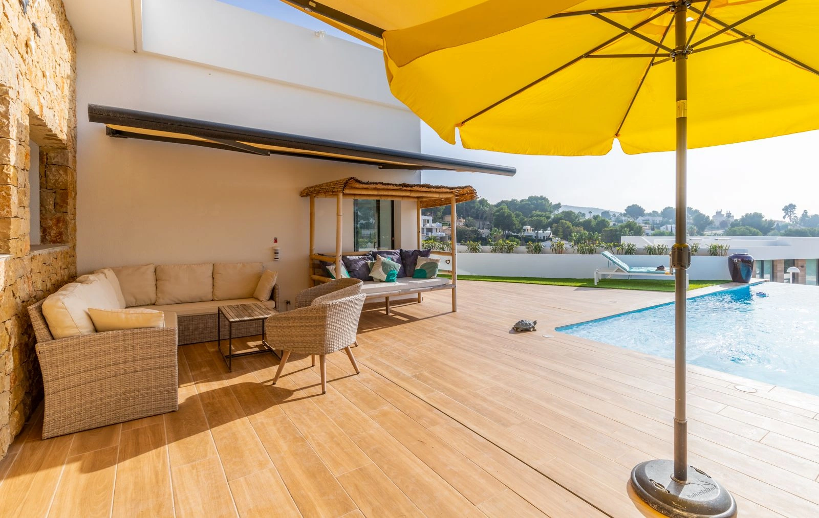VILLA DE LUJO CON VISTAS AL MAR Y 2 APARTAMENTOS SEPARADOS – IDEAL COMO INVERSION DE ALQUILER EN MORAIRA