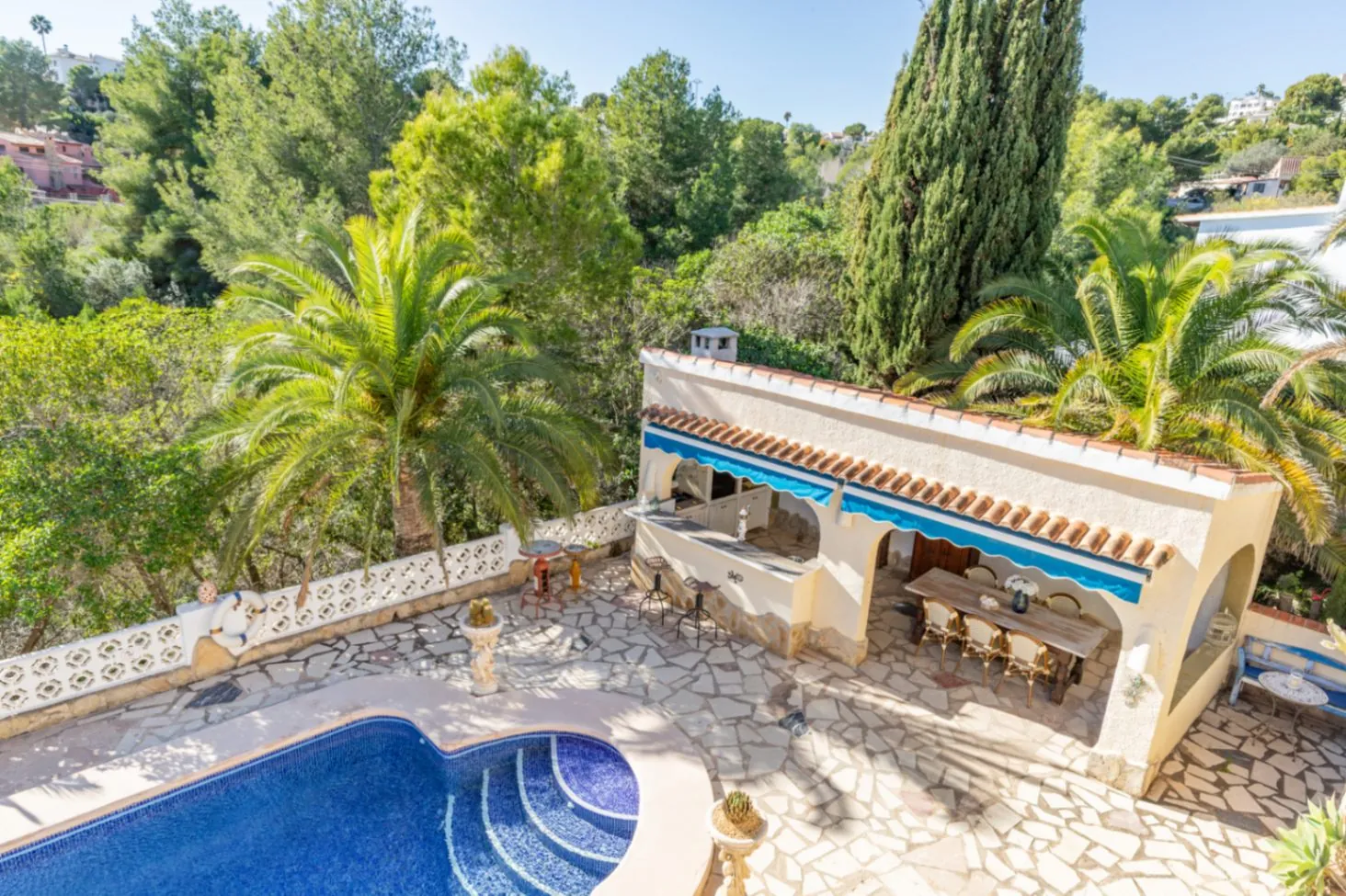 Oportunidad en Moraira: Villa Mediterránea con Apartamento de Invitados, Gran Piscina y Privacidad Total