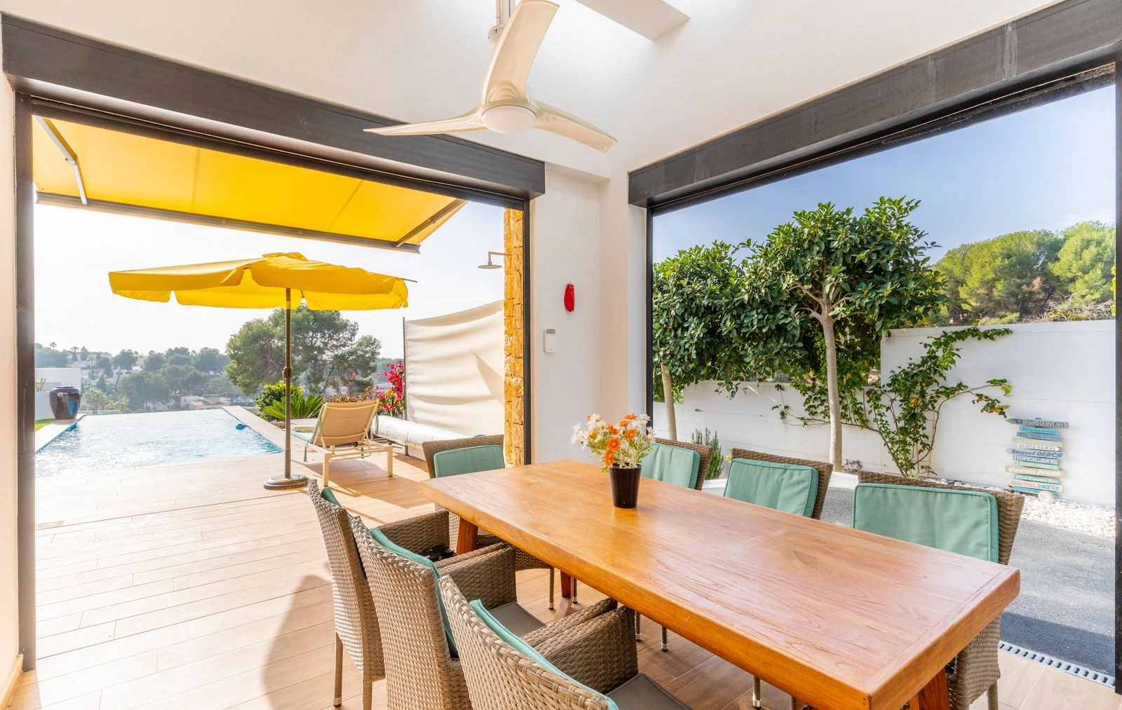 VILLA DE LUJO CON VISTAS AL MAR Y 2 APARTAMENTOS SEPARADOS – IDEAL COMO INVERSION DE ALQUILER EN MORAIRA