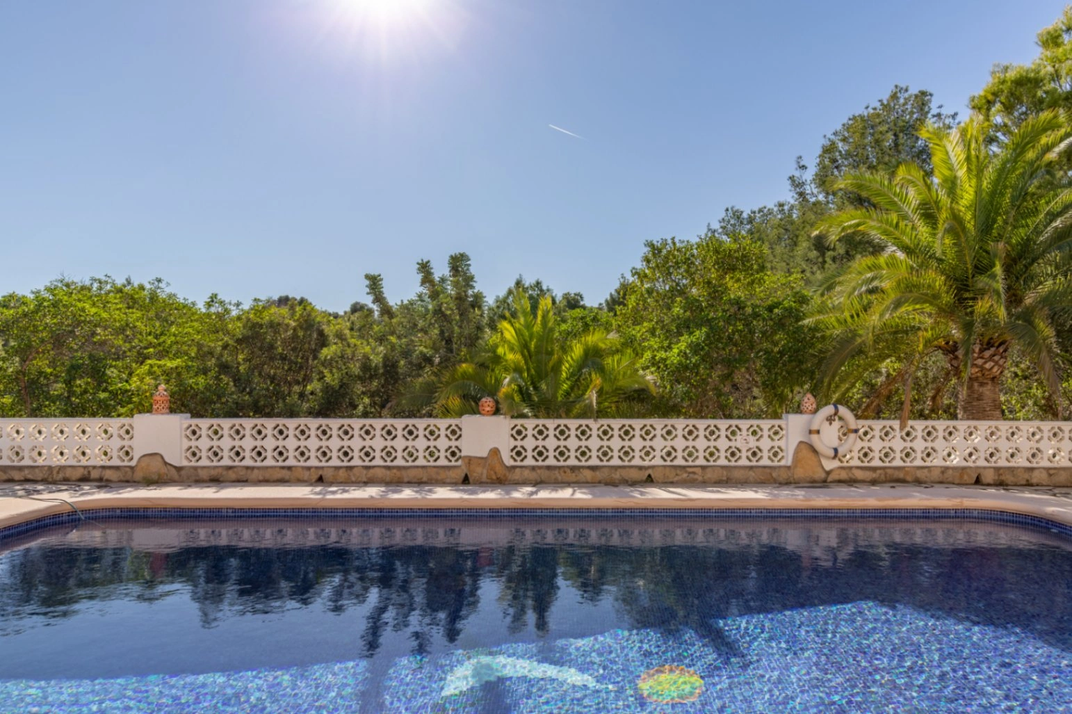 Oportunidad en Moraira: Villa Mediterránea con Apartamento de Invitados, Gran Piscina y Privacidad Total