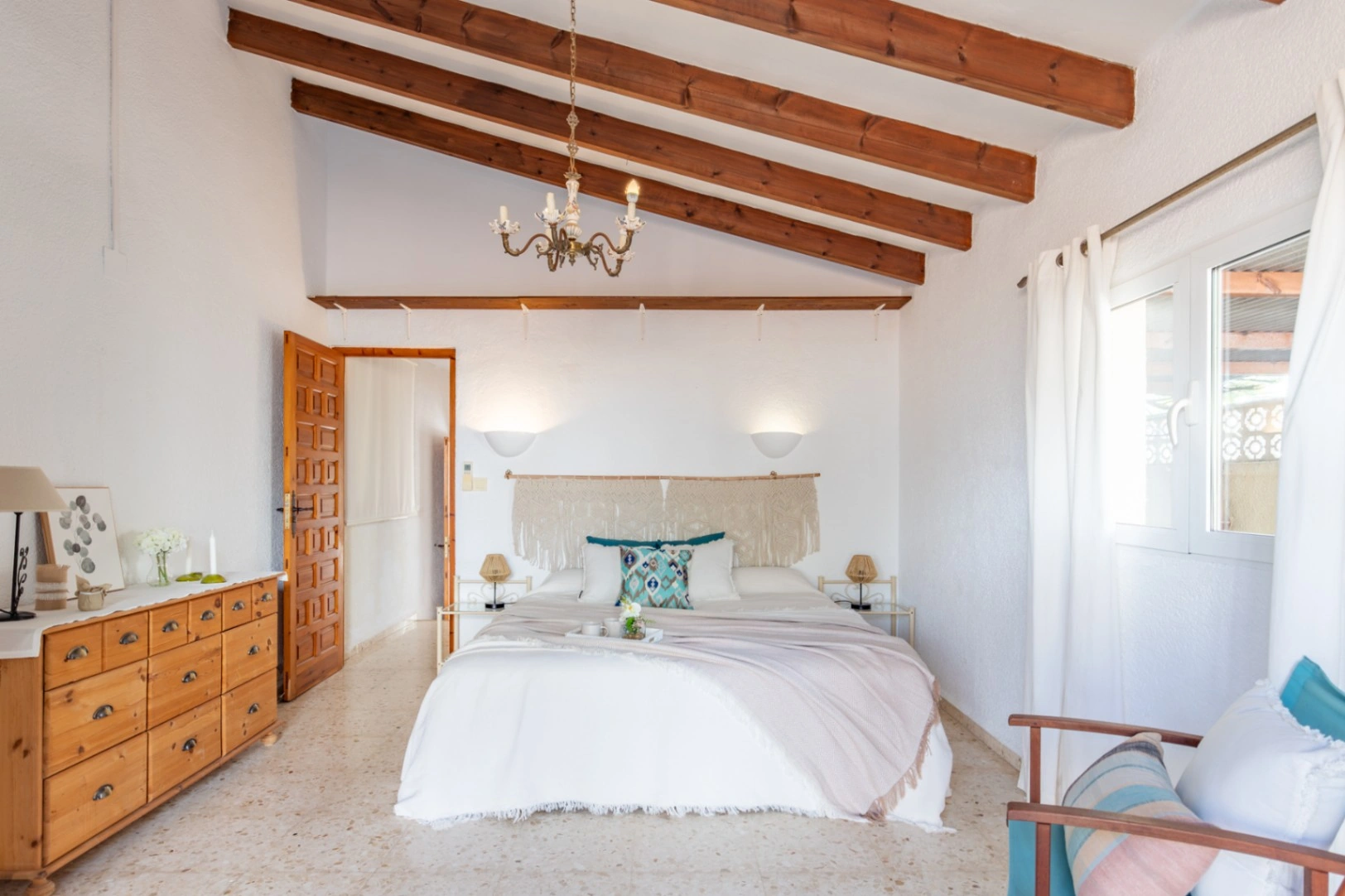 Oportunidad en Moraira: Villa Mediterránea con Apartamento de Invitados, Gran Piscina y Privacidad Total