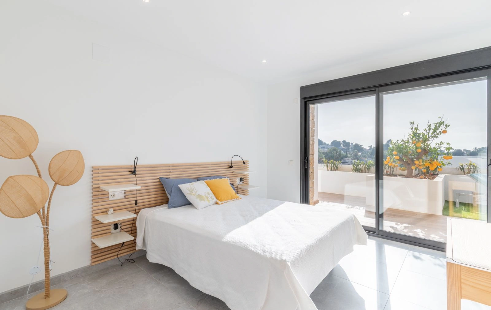 VILLA DE LUJO CON VISTAS AL MAR Y 2 APARTAMENTOS SEPARADOS – IDEAL COMO INVERSION DE ALQUILER EN MORAIRA