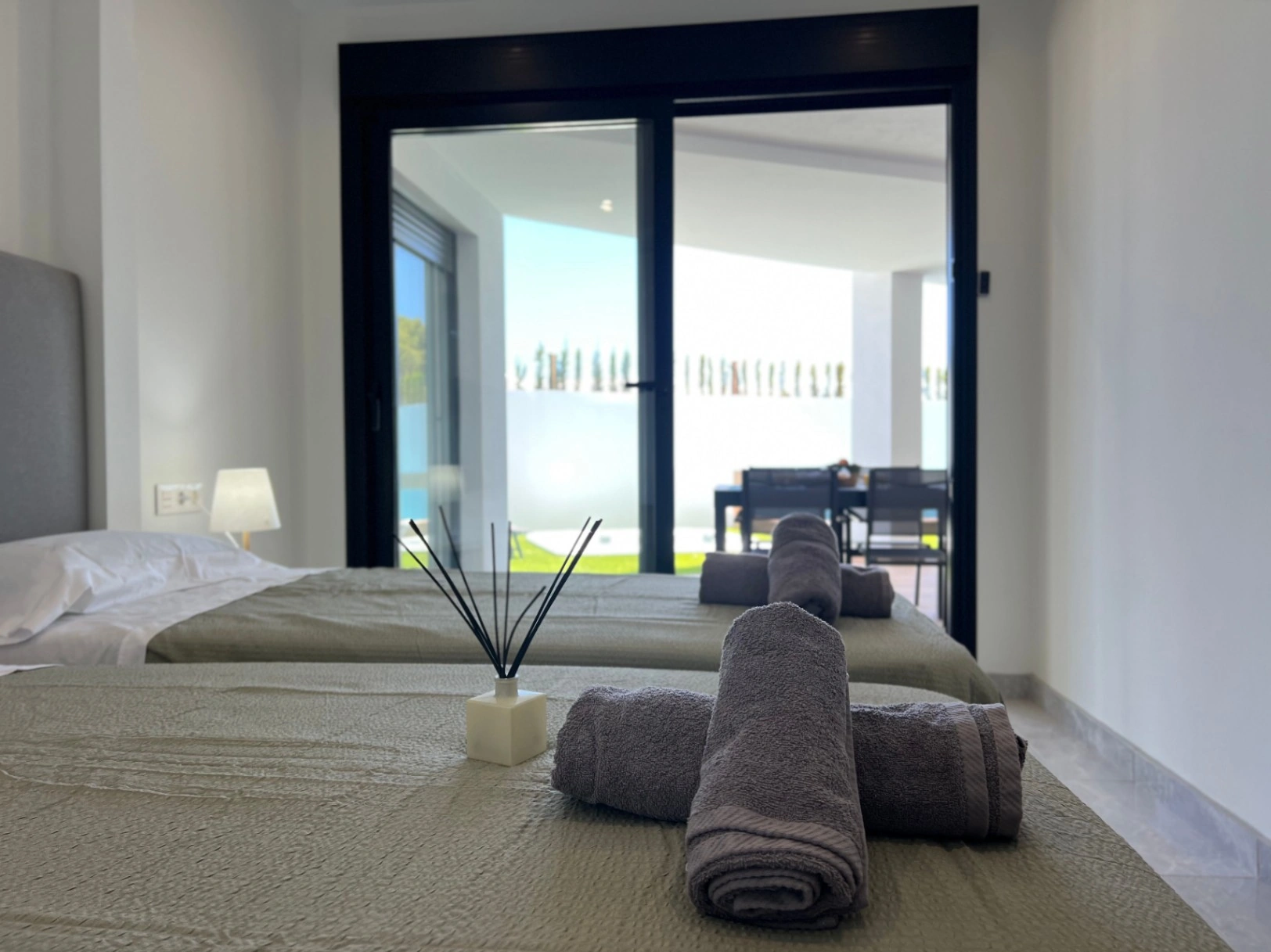VILLA DE LUJO CON VISTAS AL MAR Y 2 APARTAMENTOS SEPARADOS – IDEAL COMO INVERSION DE ALQUILER EN MORAIRA