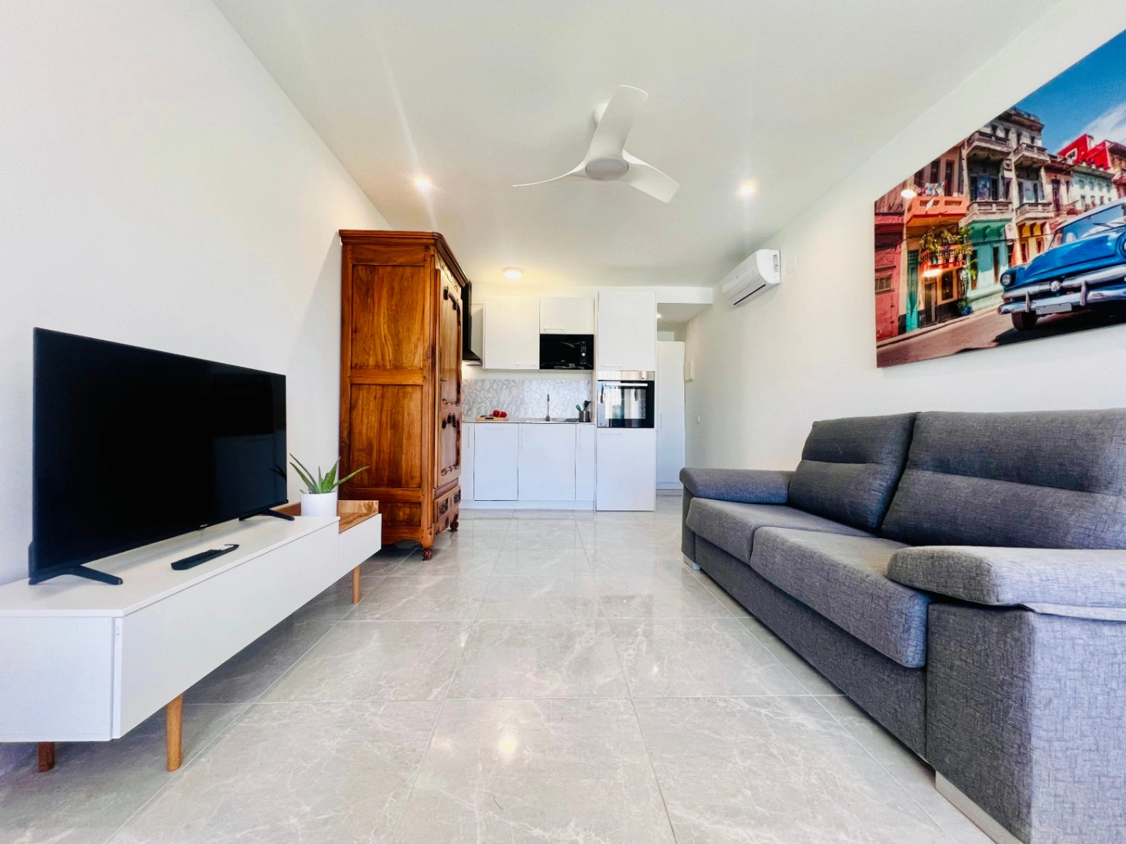VILLA DE LUJO CON VISTAS AL MAR Y 2 APARTAMENTOS SEPARADOS – IDEAL COMO INVERSION DE ALQUILER EN MORAIRA