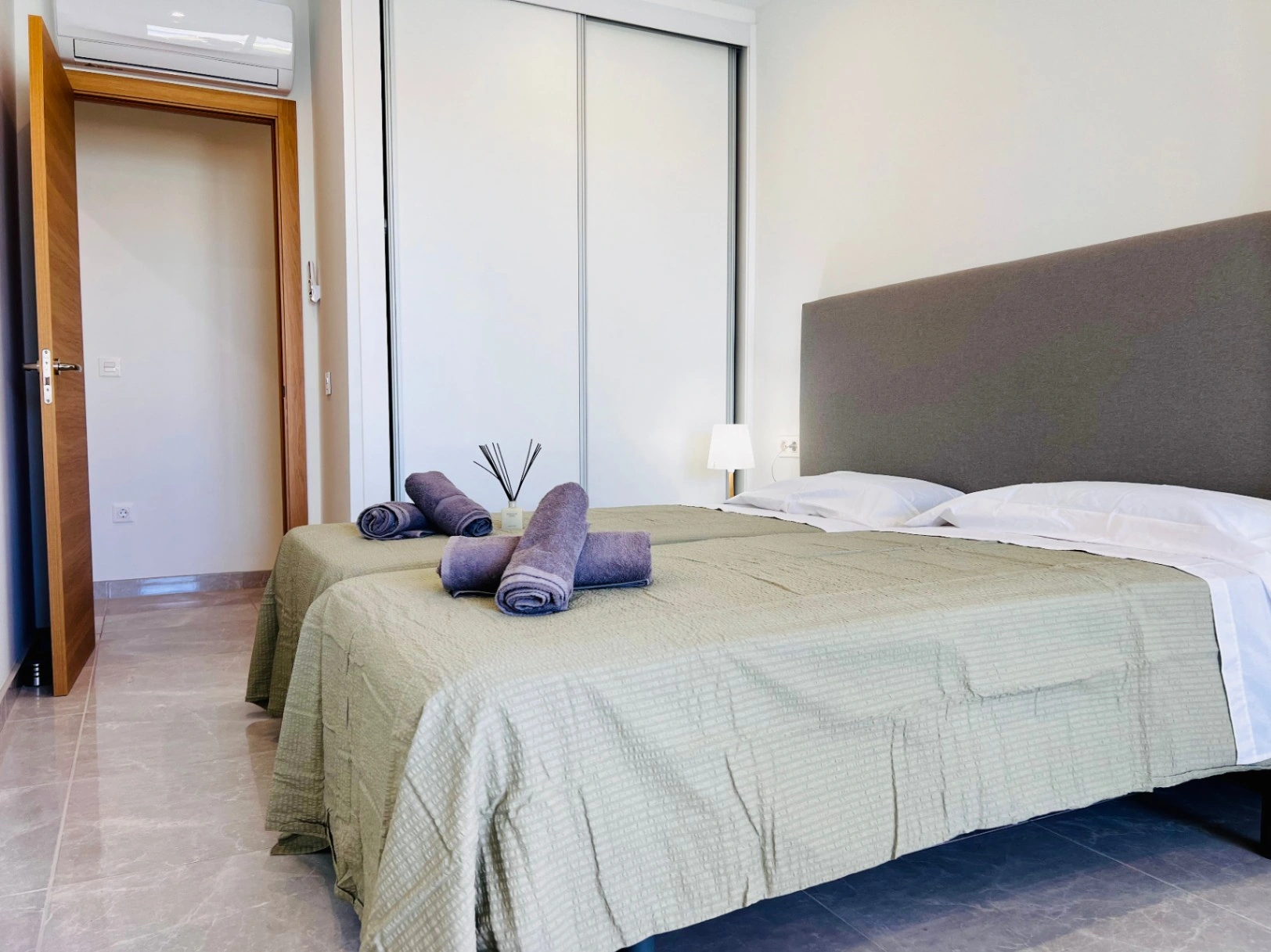VILLA DE LUJO CON VISTAS AL MAR Y 2 APARTAMENTOS SEPARADOS – IDEAL COMO INVERSION DE ALQUILER EN MORAIRA