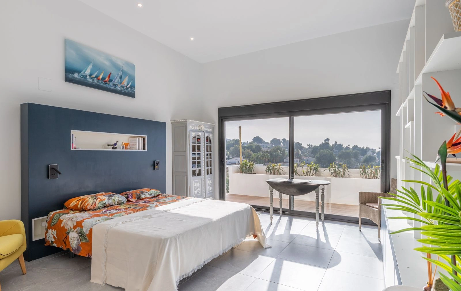 VILLA DE LUJO CON VISTAS AL MAR Y 2 APARTAMENTOS SEPARADOS – IDEAL COMO INVERSION DE ALQUILER EN MORAIRA