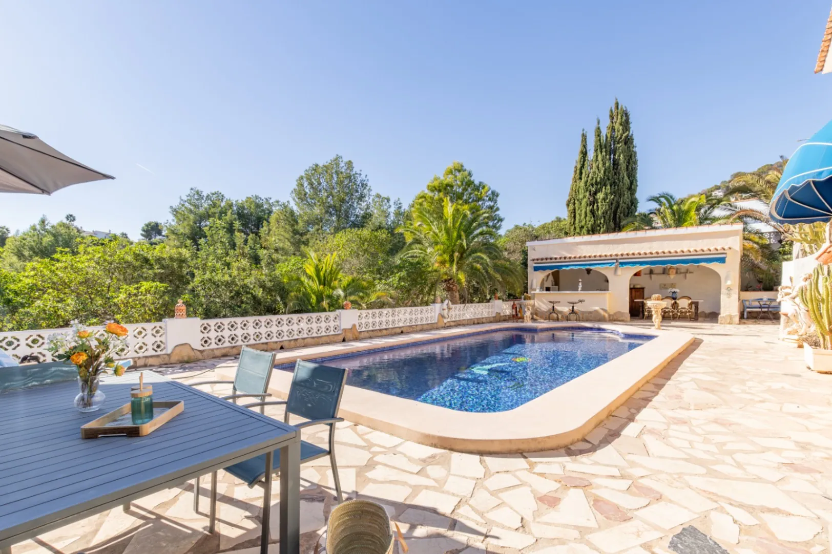 Oportunidad en Moraira: Villa Mediterránea con Apartamento de Invitados, Gran Piscina y Privacidad Total