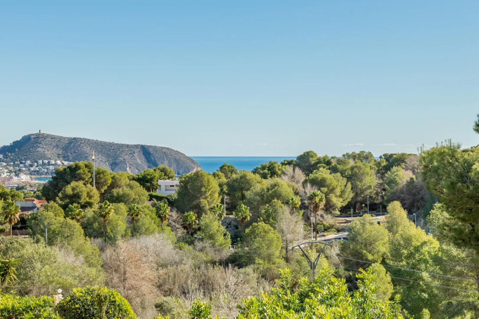 Oportunidad en Moraira: Villa Mediterránea con Apartamento de Invitados, Gran Piscina y Privacidad Total