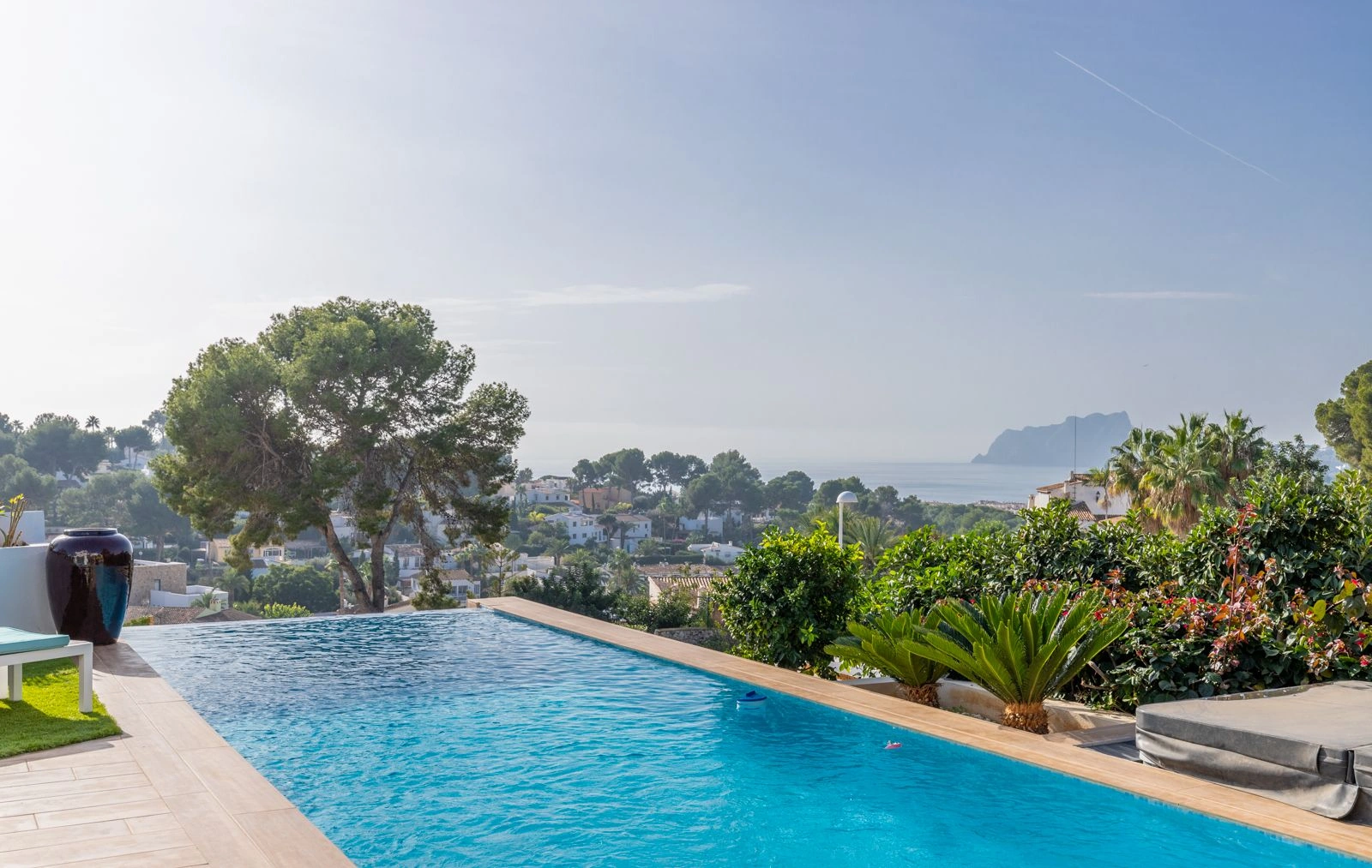 VILLA DE LUJO CON VISTAS AL MAR Y 2 APARTAMENTOS SEPARADOS – IDEAL COMO INVERSION DE ALQUILER EN MORAIRA