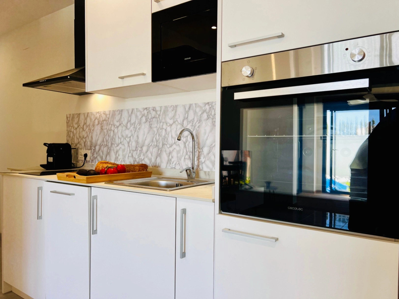 VILLA DE LUJO CON VISTAS AL MAR Y 2 APARTAMENTOS SEPARADOS – IDEAL COMO INVERSION DE ALQUILER EN MORAIRA